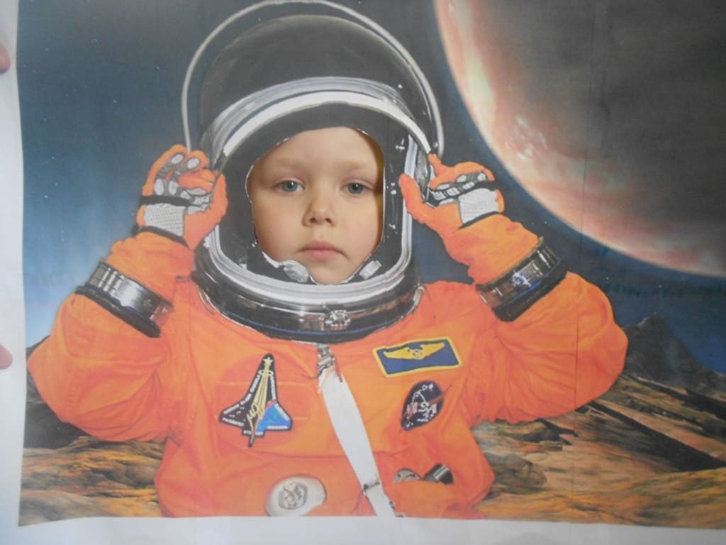 Досуг ко дню космонавтики. Космонавт детский сад. День космонавтики в детском саду. Космонавт для детей. День космонавтики космонавты.