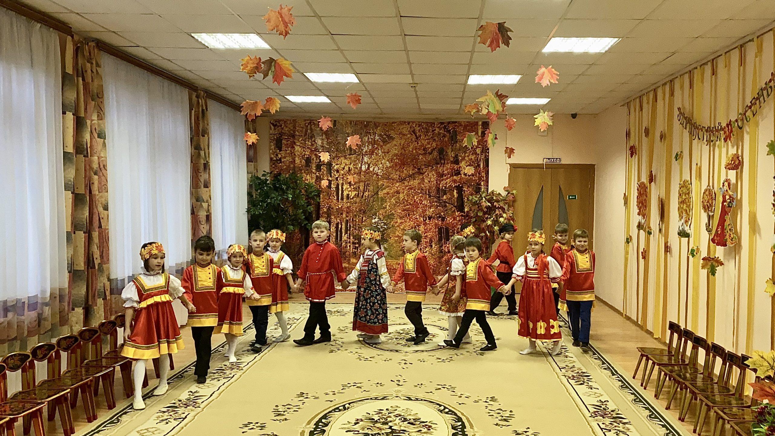 Праздник золотой. Рябинка. Сценарий праздника в подготовительной группе кафе. Дети в зале прощаются с осенью.